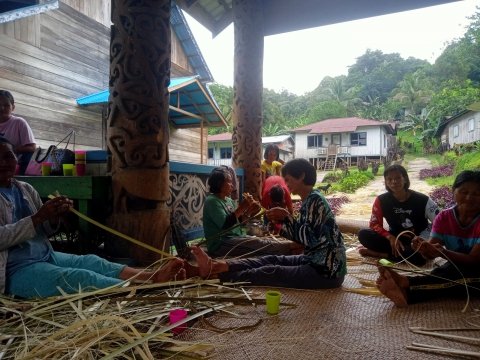 Proses belah bambu untuk anyaman bakul