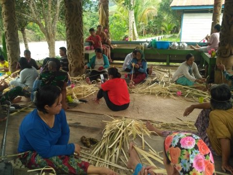 Proses belah bambu untuk anyaman bakul
