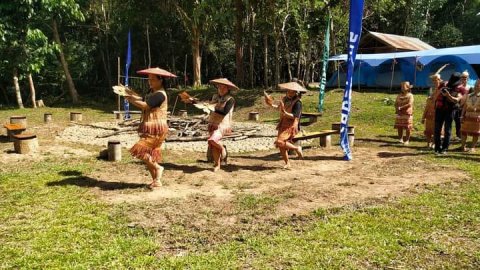 Penampilan Tarian Dayak Kenyah oleh Ibu-ibu Desa A