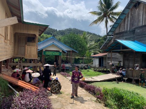 Kerja Bakti Masyarakat Desa Apau Ping Pada 31 Okto