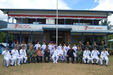 Photo Bersama Camat dan Kepala Desa di Bahau Hulu