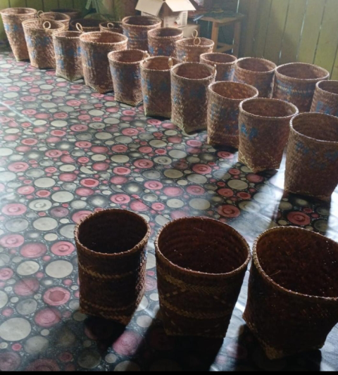 Anyaman bakul/tutuk oleh ibu PKK