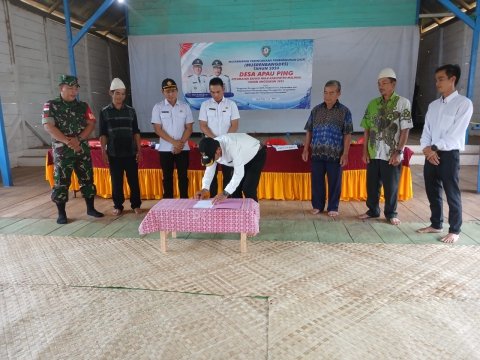 Penandatangan oleh kepala desa Apau Ping
