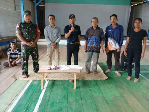 Pembagian BLT oleh pemerintah desa