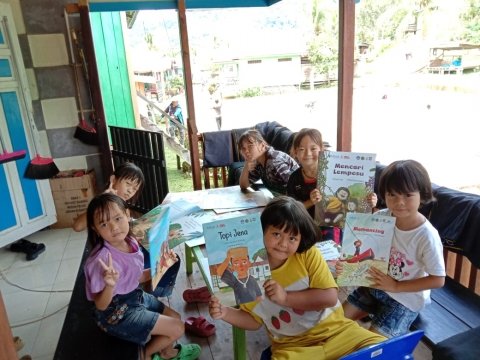 Anak2 belajar membaca 